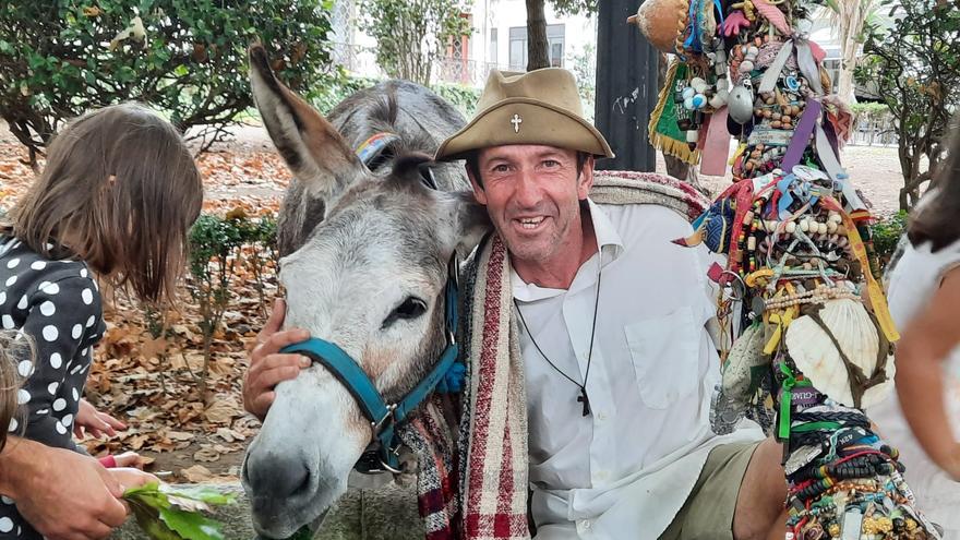 Enrique y su burro paran en A Coruña en su peregrinaje a Santiago de Compostela