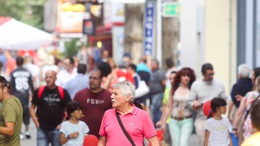 Visitantes en un área de pabellones de la Feria de Muestras.