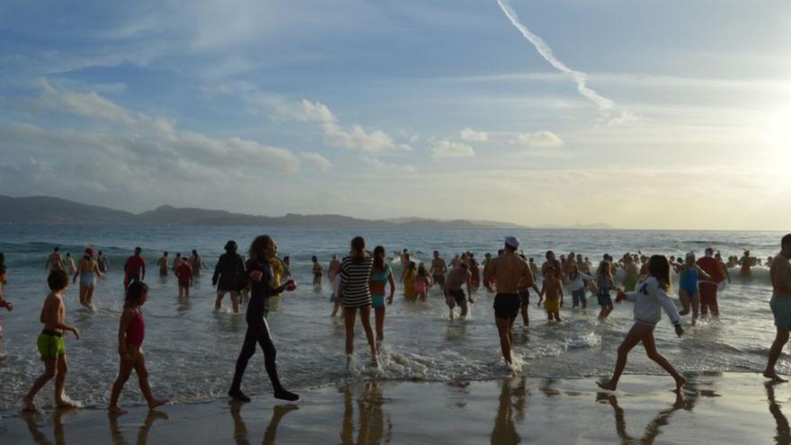 Algunos de los participantes en la playa de Silgar.   | // FDV