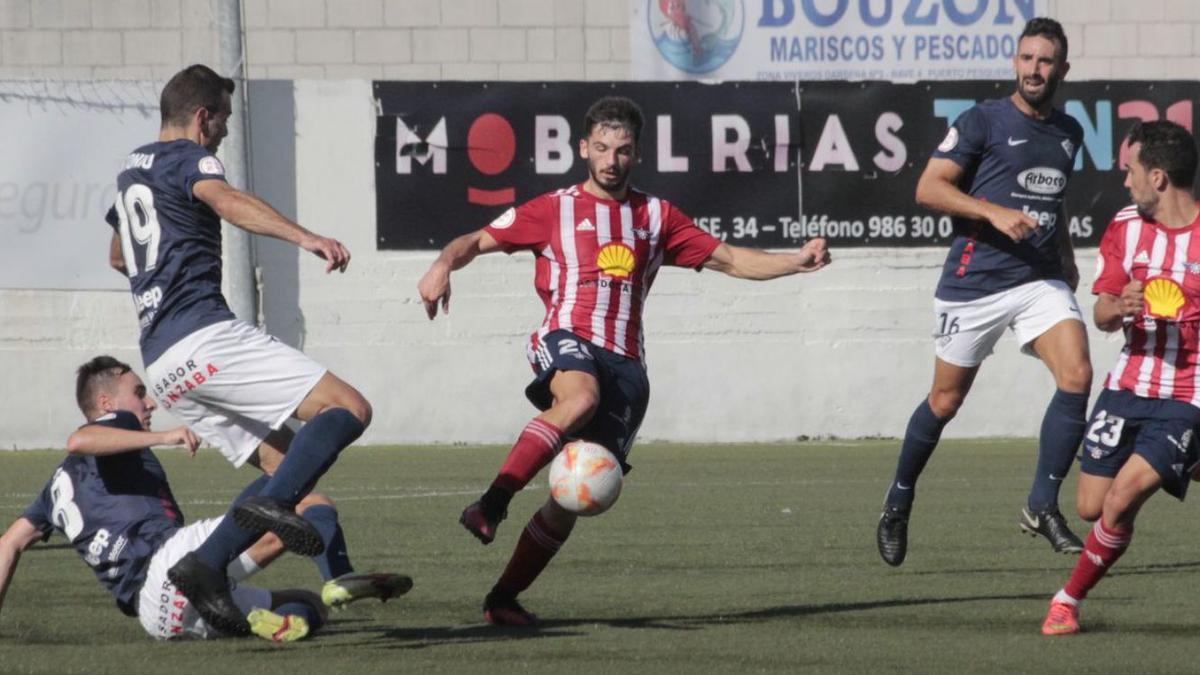 Imagen del Alondras-Silva de la pasada jornada en Cangas. |  // SANTOS ÁLVAREZ