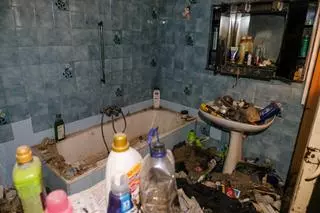 Operación limpieza en un piso 'diógenes': "Pienso en cómo viven y me traumatizo"