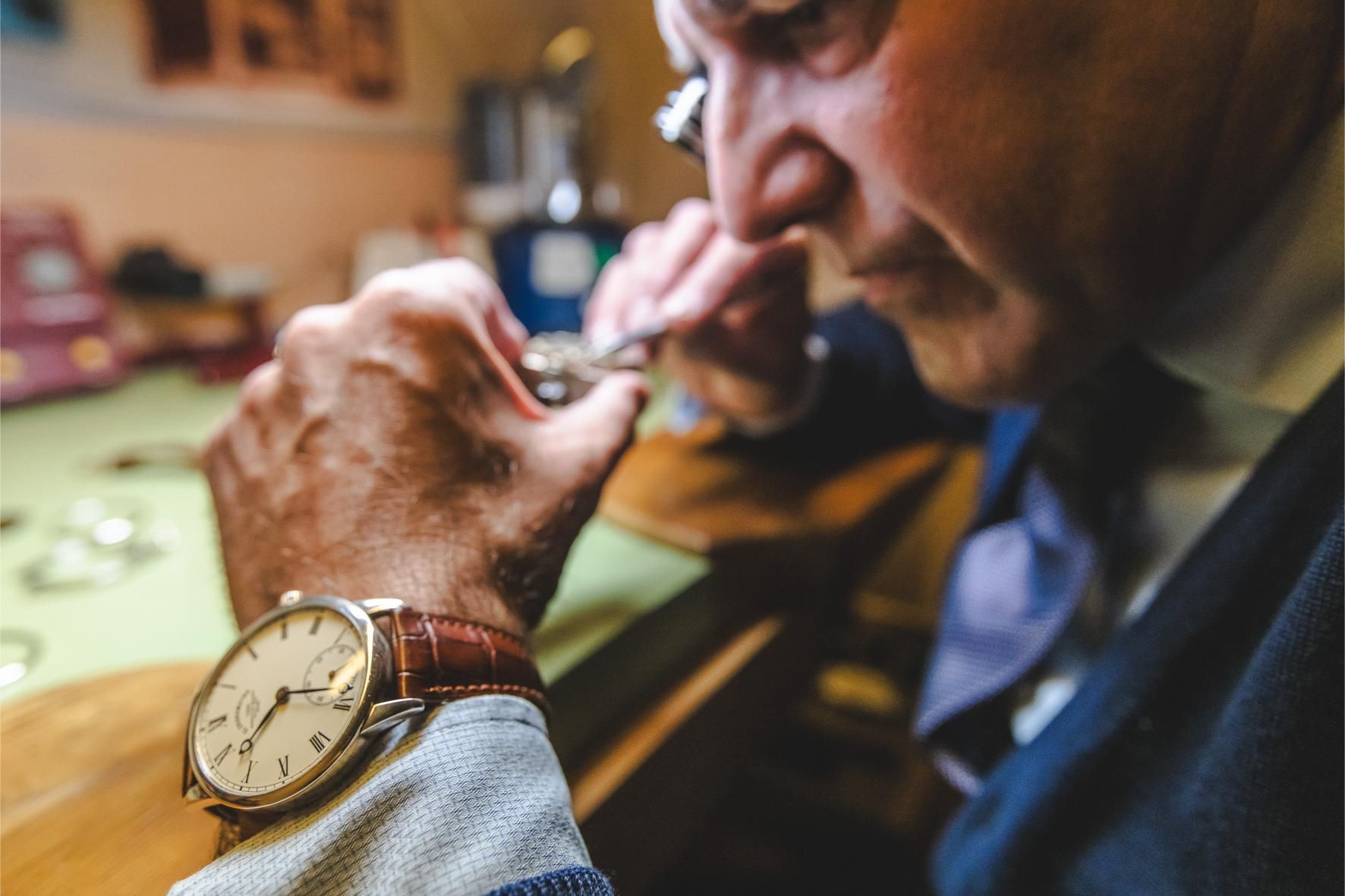 Odilo Fernández elabora uno de sus relojes y detalle del que é mismo usa
