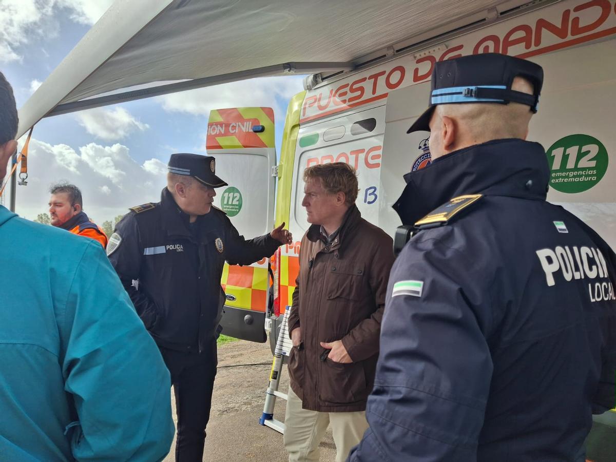 El alcalde hoy en Gévora junto a los agentes de la Policía Local de Badajoz.