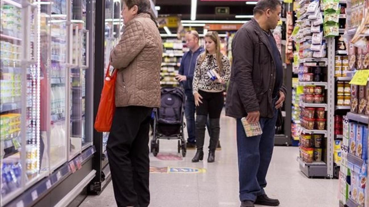 Gente comprando en un Supermercado