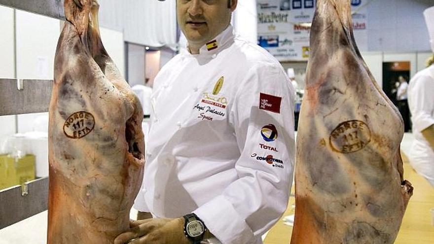 El cocinero español Angel Palacios comprueba una pieza de carne antes de participar en la competición culinaria ´Le Bocuse d´Or´, en Stavanger, al oeste de Noruega, hoy miércoles 2 de julio. Se trata de la primera vez en veinte años que este evento gastronómico se celebra fuera de Lyon (Francia). El primer cocinero del conocido restaurante La Broche, Sergio Pérez (c, al fondo), y ha sido el encargado de preparar a Palacios y a Víctor Pinero para el ´Bocuse d´Or´.