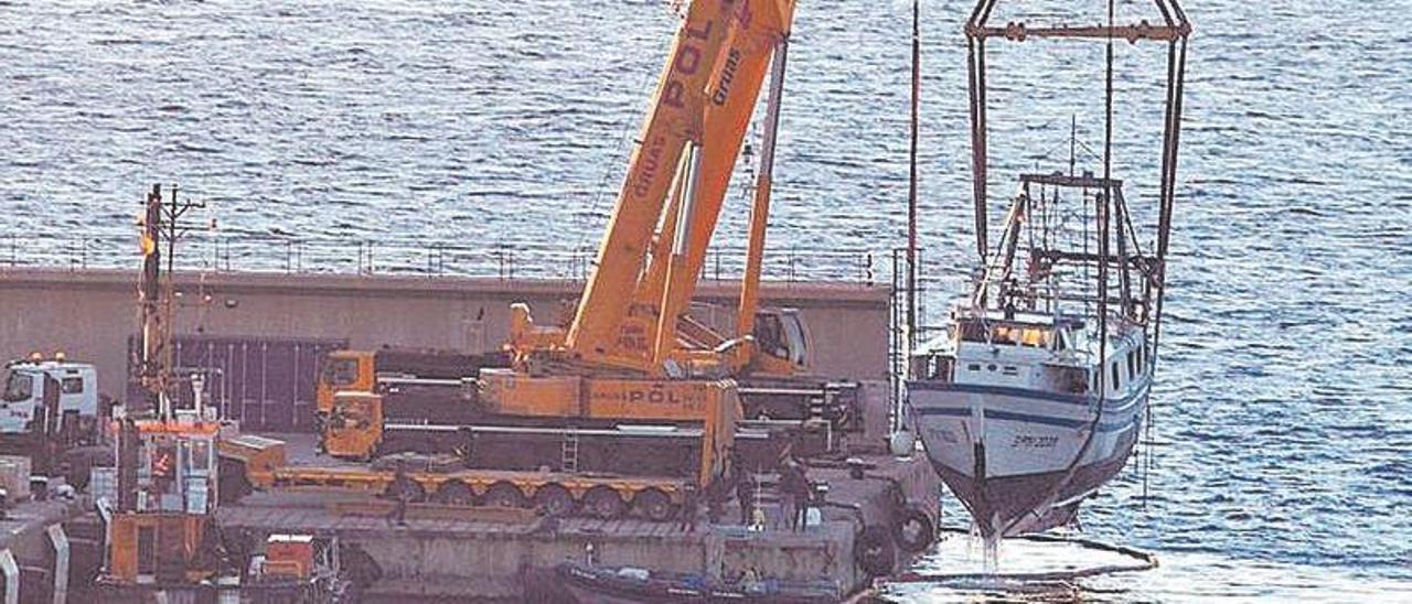 Izado del pesquero hundido en el puerto de Ibiza.