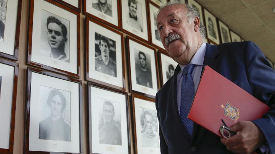 Vicente del Bosque instants abans de donar la llista de convocats.