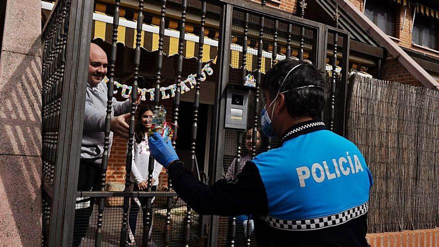 La Policía Municipal de Zamora ya endulza los cumpleaños de la cuarentena