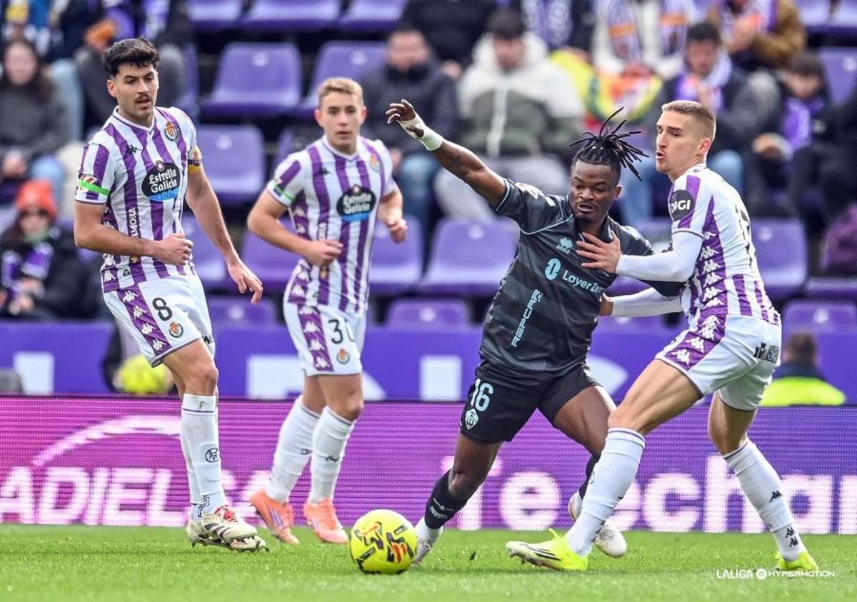 Brian Cipenga intentando marcharse de su par