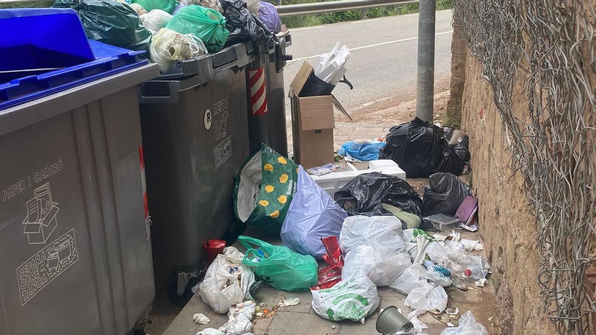 Imatge de brutícia fora dels contenidors