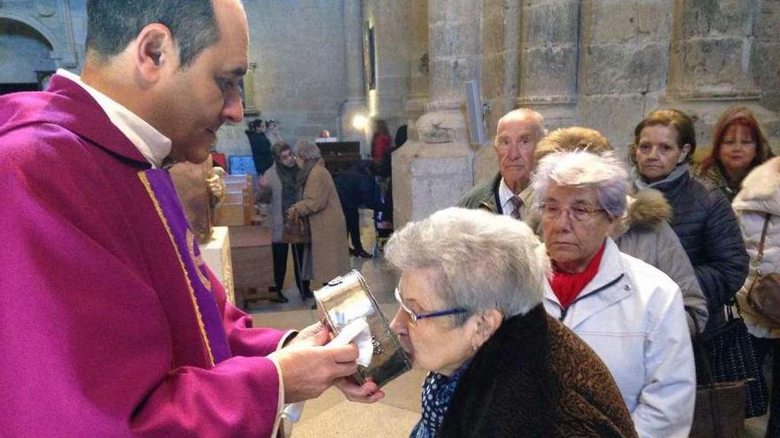 Una mujer besa la reliquia de San Valentín.