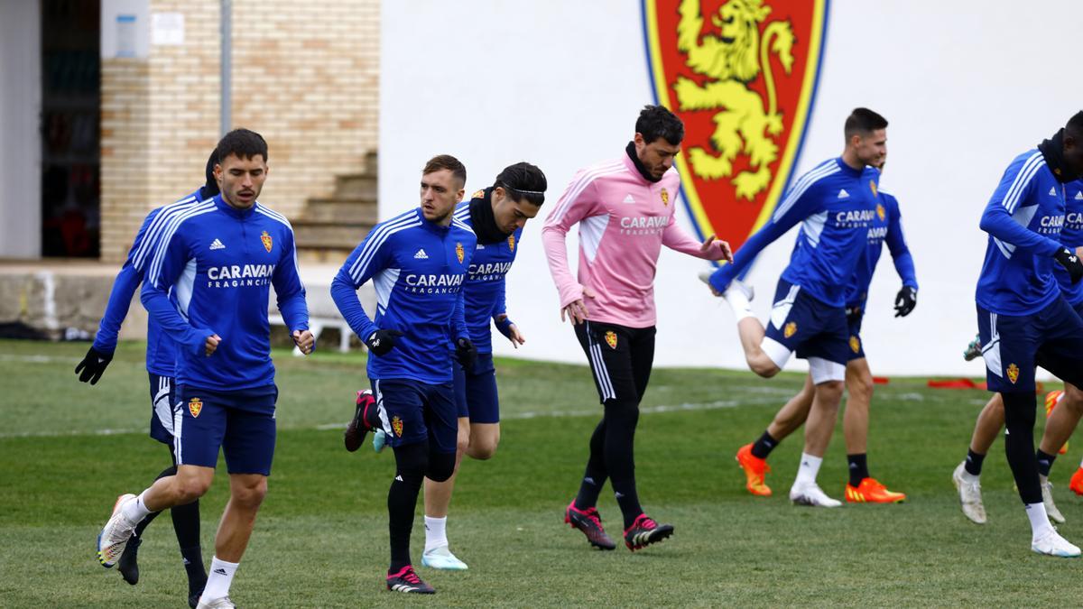 Lluís López, Vada y Larra, con Vigaray junto a Cristian en un entrenamiento del Real Zaragoza.