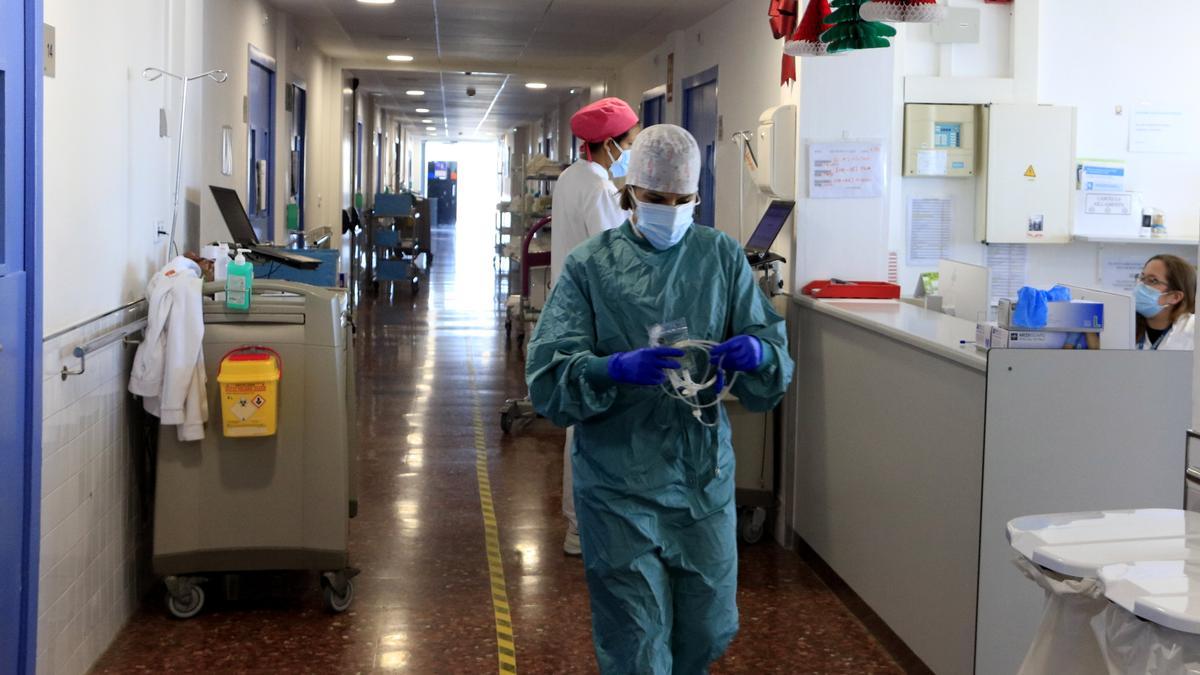 Una infermera, vestida amb equip de protecció per la covid-19, avança per la novena planta de l&#039;Hospital del Mar