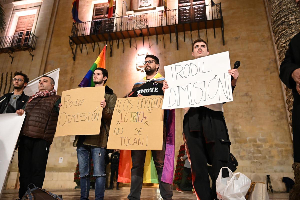Protesta del colectivo LGTBIQ en la plaza de Baix de Elche para pedir la dimisión de Aurora Rodil