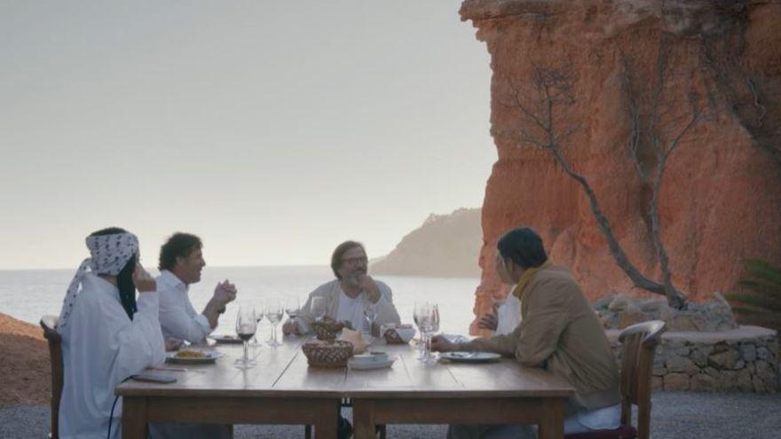 Los cuatro viajeros con Pepe Navarro en sa Caleta.