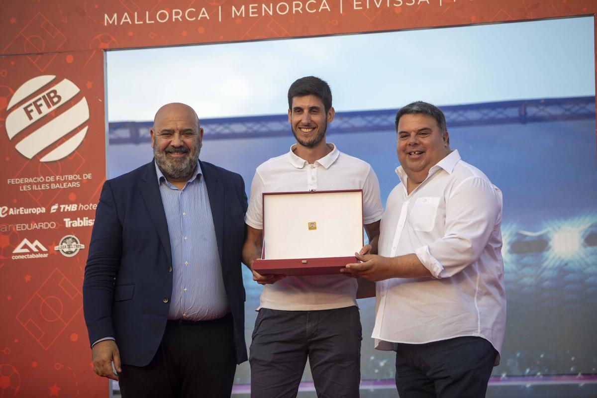 Mateo Busquets recibe una placa demanos de Pep Sansó, presidente de la FFIB, y Jaime Martínez, alcalde de Palma.