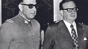 El general Augusto Pinochet y el presidente Salvador Allende, en el Palacio de la Moneda en una imagen de archivo sin datar.