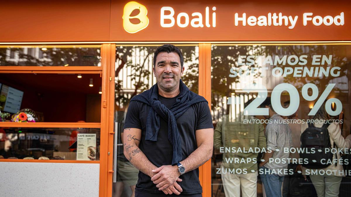 Deco, en la entrada del restaurante Boali que ha inaugurado este miércoles 20 de mayo en la Via Augusta de Barcelona.