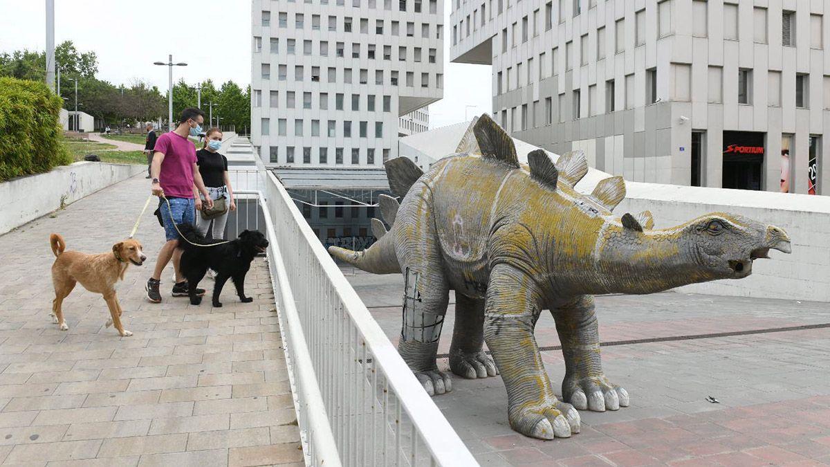 Troben mort un home dins d’una estàtua d’un dinosaure a Santa Coloma