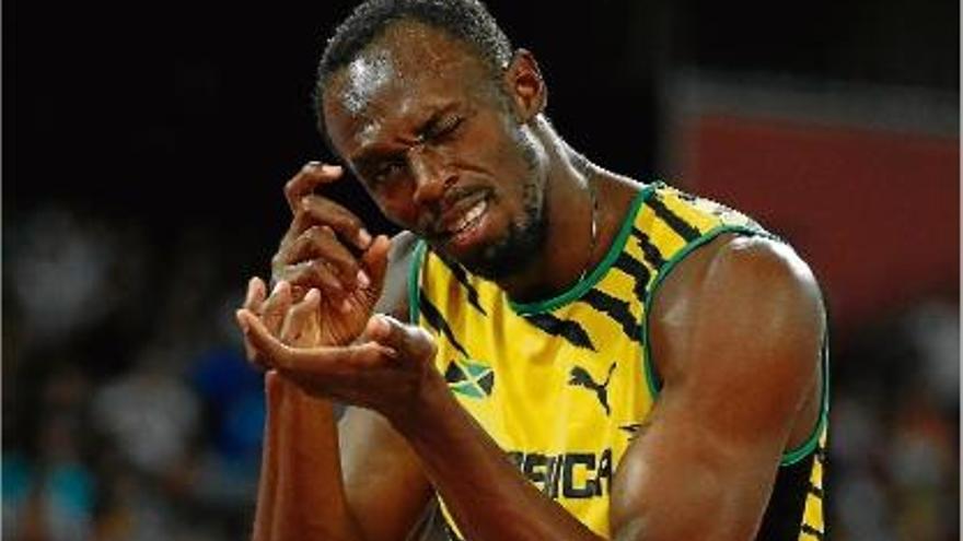 El jamaicà Usain Bolt bromeja abans de començar la seva sèrie dels 200 metres.