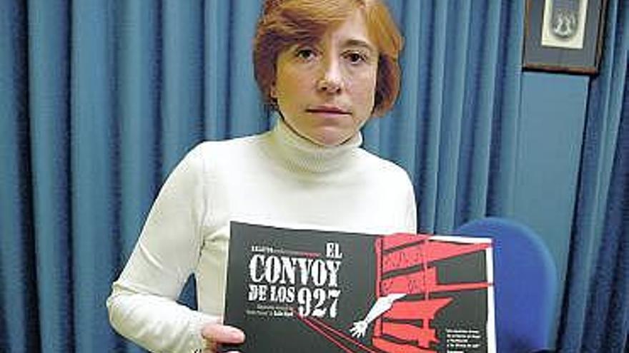 Mar Pérez, con el cartel de la obra.