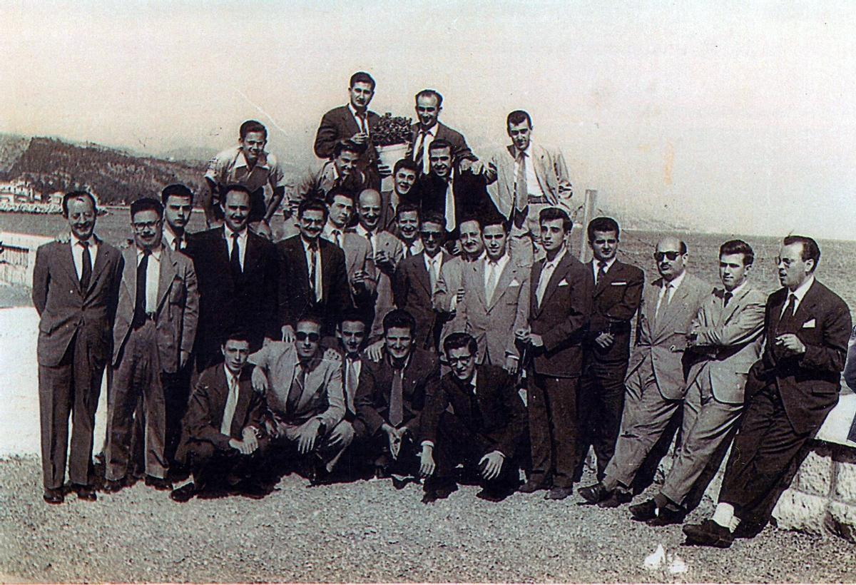 Empleados del Banco de Málaga, en una comida de despedida a su compañero Martín Luis Briones, en 1957.