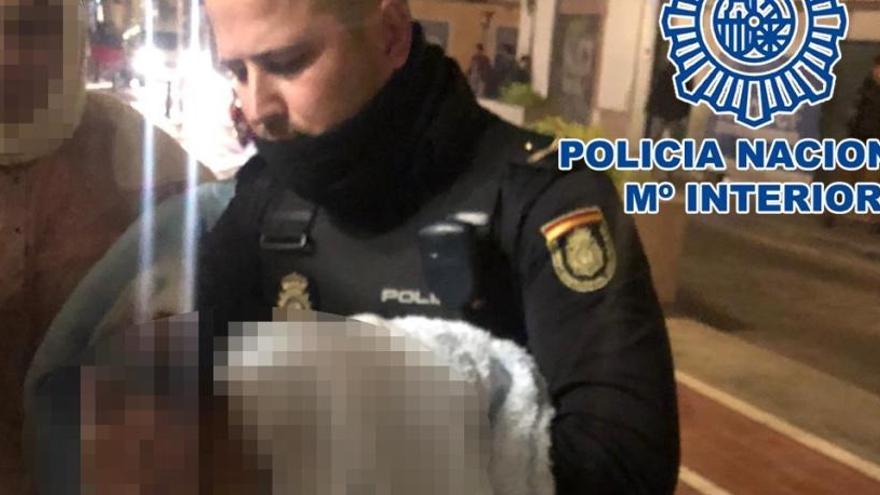 Un agente de la Policía con el bebé auxiliado.