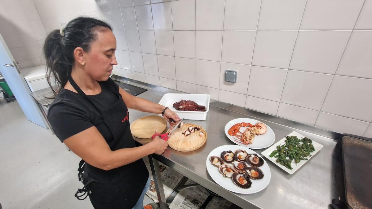 La preparación de algunos de los platos en la cocina del mercado vilagarciano, ayer. 