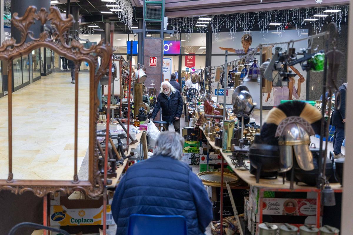 Do aritmómetro ao Playmobil sen esquecer o máis 'vintage': a Feira de Antigüidades triunfa en Área Central