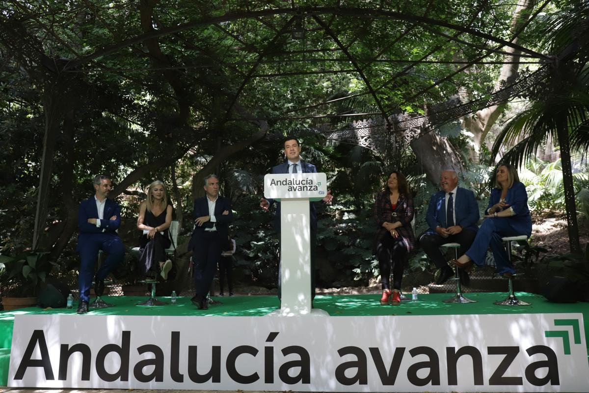 Juanma Moreno, junto a sus consejeros en Málaga.