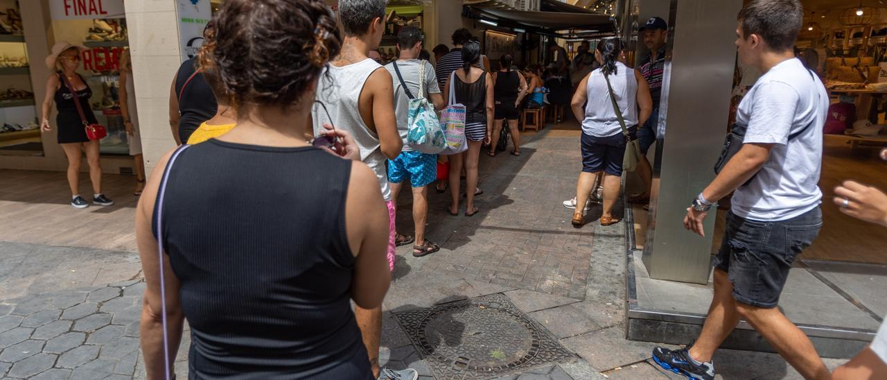 Algunos negocios de hostelería registran colas para una mesa.