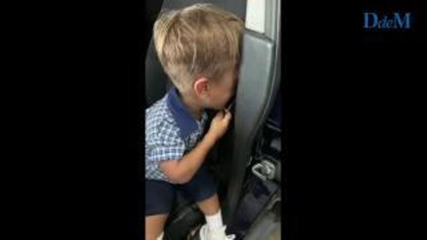 Un niño australiano llora desconsolado después de sufrir bullying