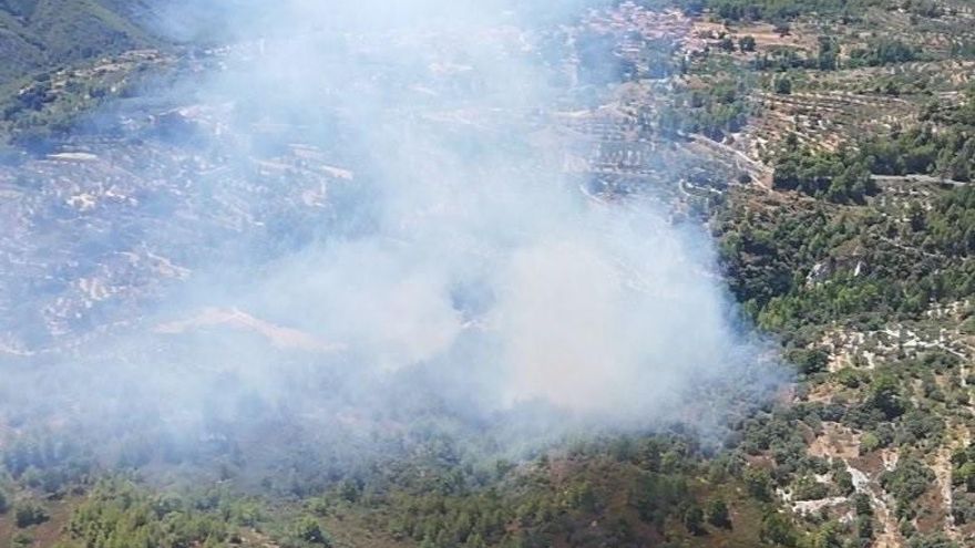 Murcia moviliza efectivos terrestres y aéreos para colaborar en el incendio de Yeste