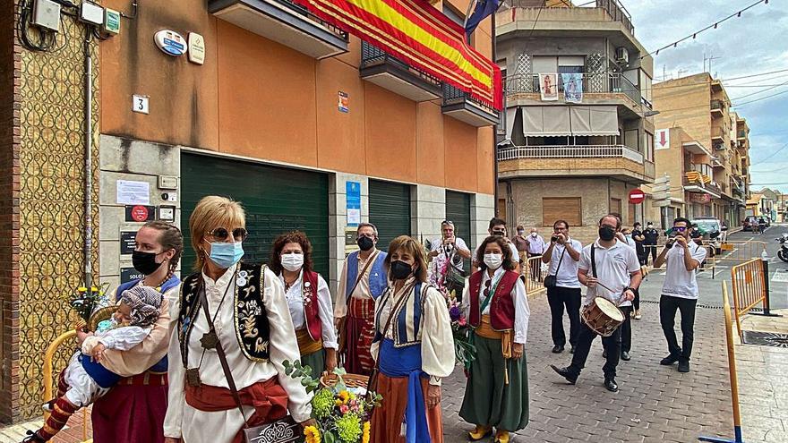 Vecinos que quisieron realizar su aportación para Cáritas en el último día de los Moros y Cristianos. 