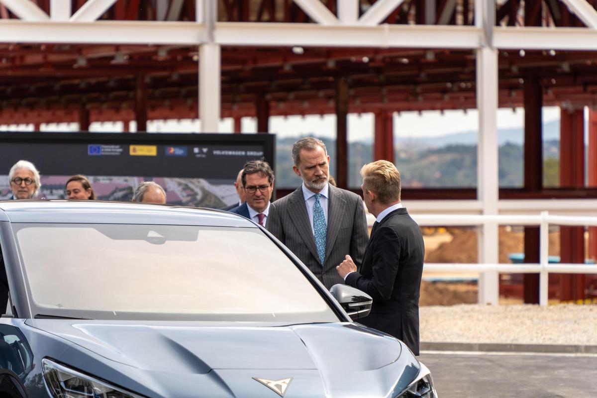 El Rey Felipe VI y Pere Aragonés visitan las obras de la planta de ensamblaje de baterías de Seat en Martorell