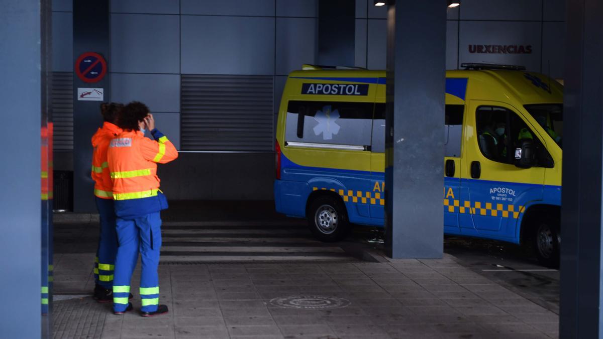 Ambulancias en el acceso a Urgencias del CHUAC.