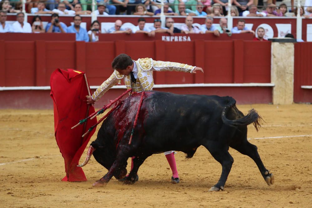 Las imágenes de la tercera corrida de abono de la feria taurina de Málaga en La Malagueta.