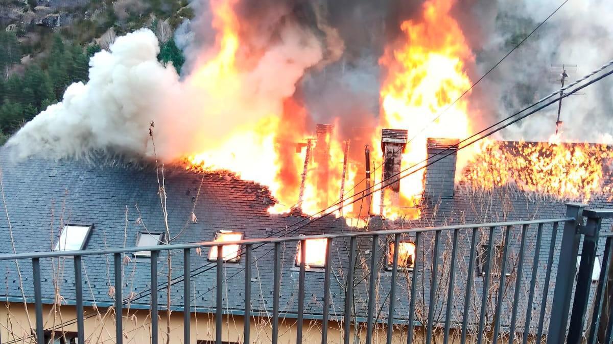 Incendio en un edificio de Parzán (Huesca).