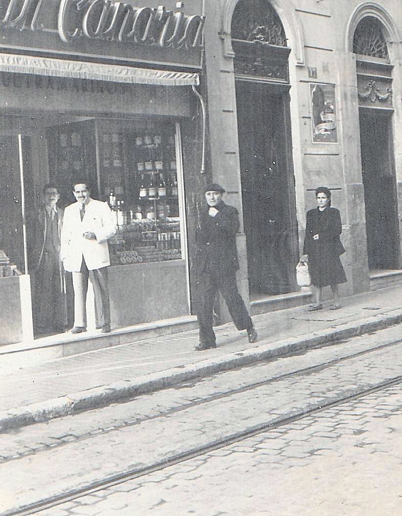 Paco Cadela ante una de sus tiendas de «La Gran Canaria».