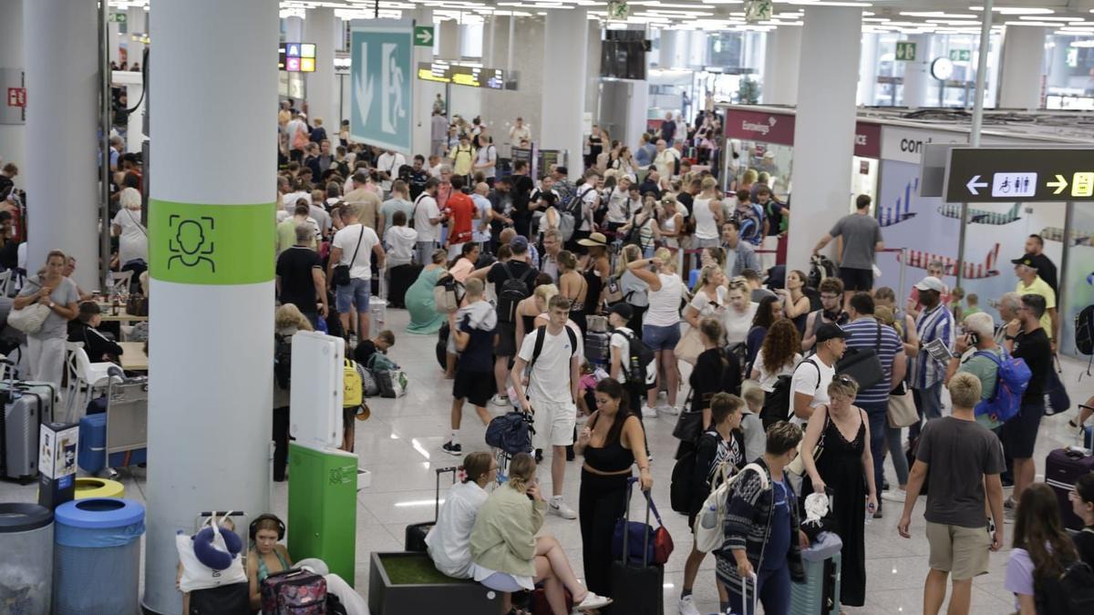 Más de 40 vuelos cancelados y retrasos generalizados en los vuelos del aeropuerto de Palma por la DANA