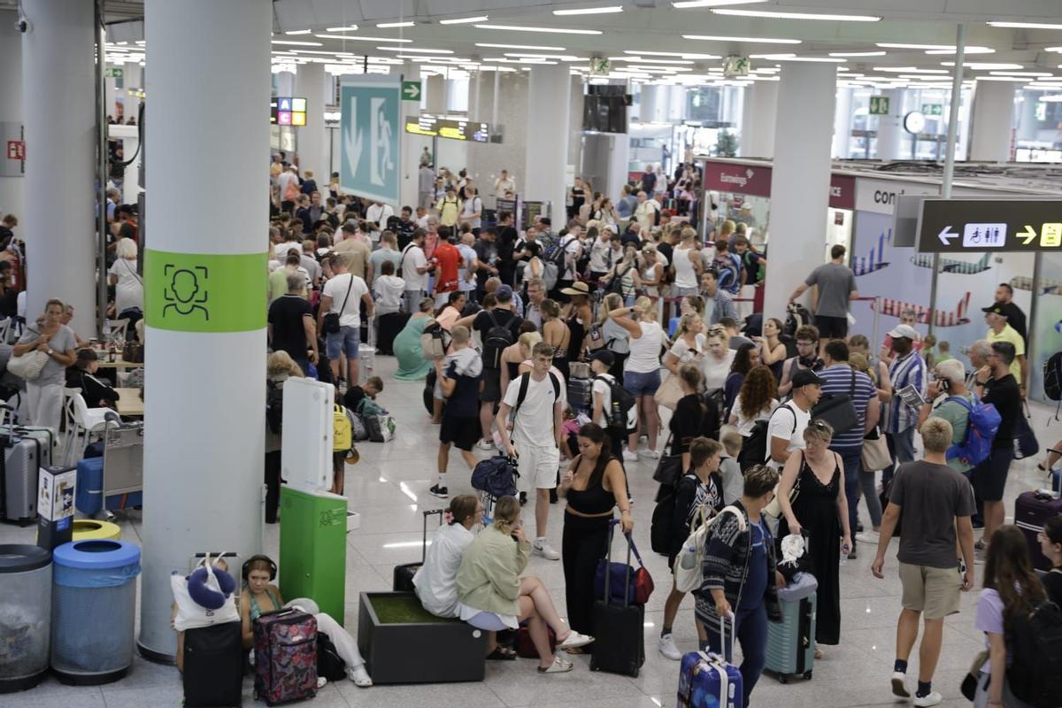 Más de 40 vuelos cancelados y retrasos generalizados en los vuelos del aeropuerto de Palma por la DANA
