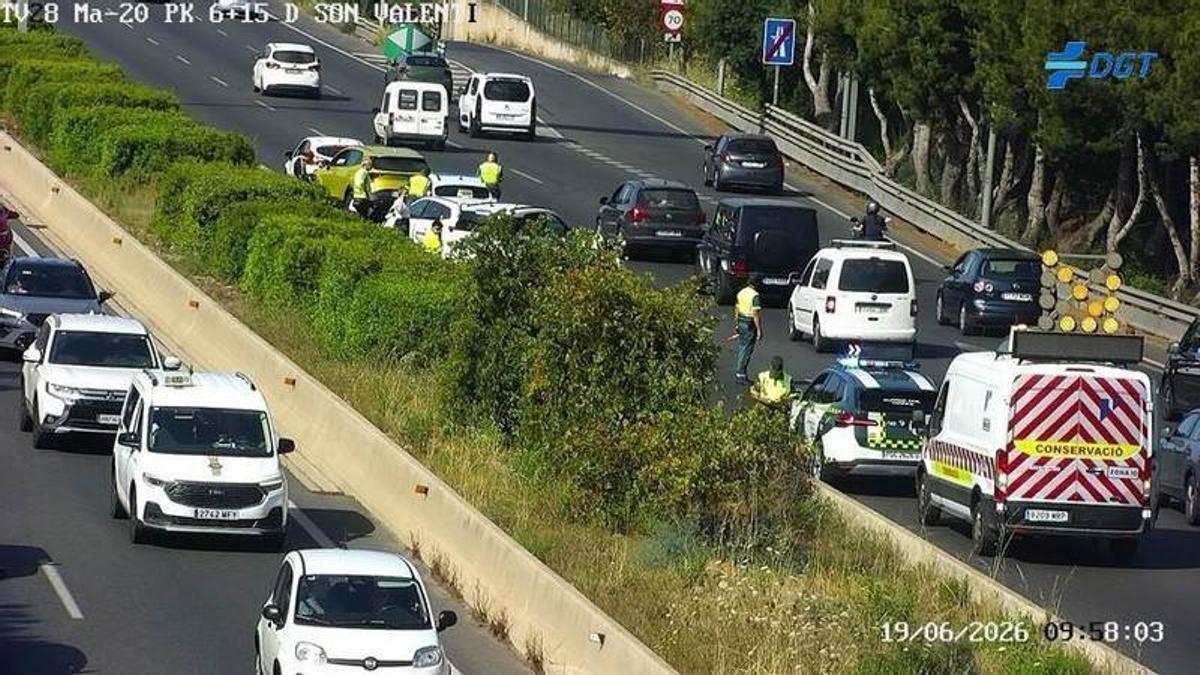 Colapso en la Vía de Cintura de Palma: un accidente provoca un atasco kilométrico.