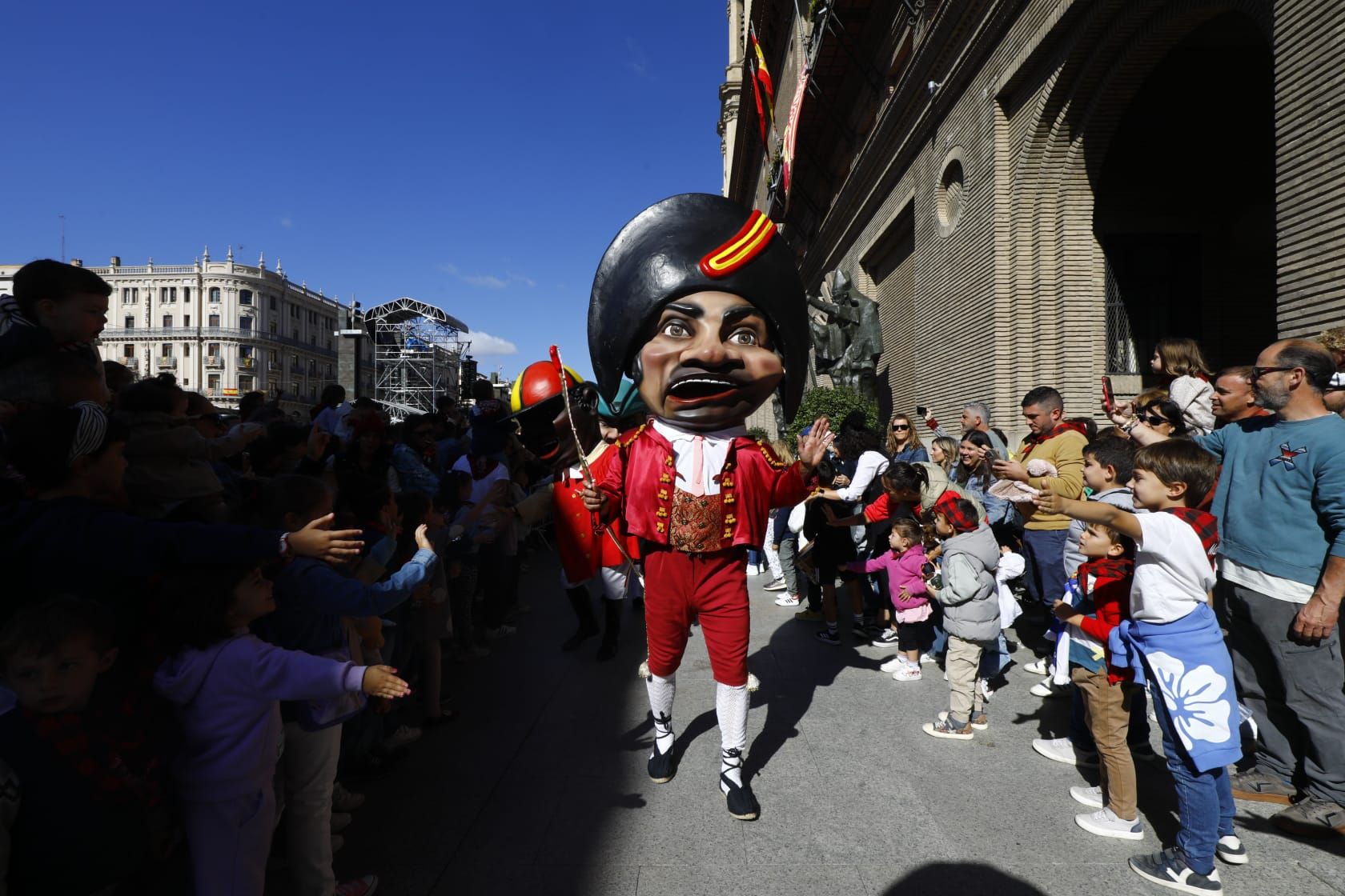 En imágenes | La comparsa de gigantes y cabezudos ilusionan a los más pequeños