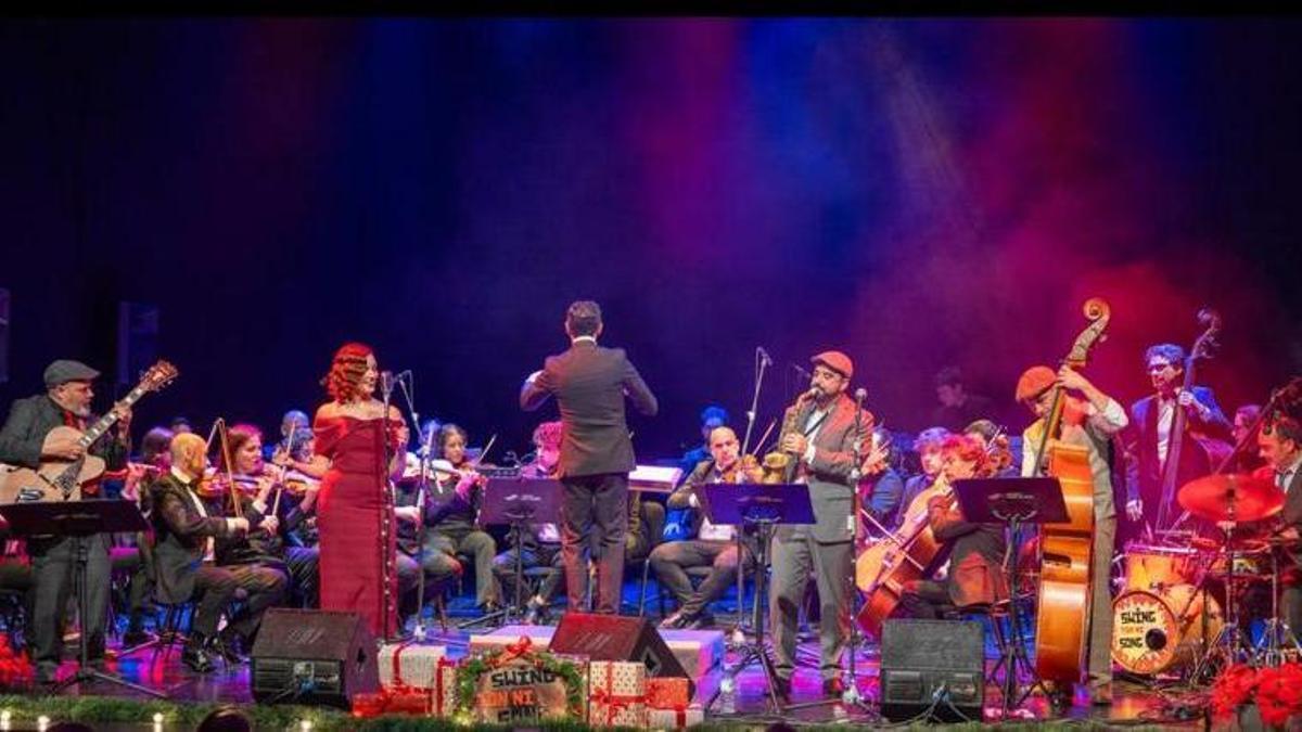 Noches de Santa María en Plasencia: un concierto 'swingfónico' fusiona swing y jazz vocal con orquesta.