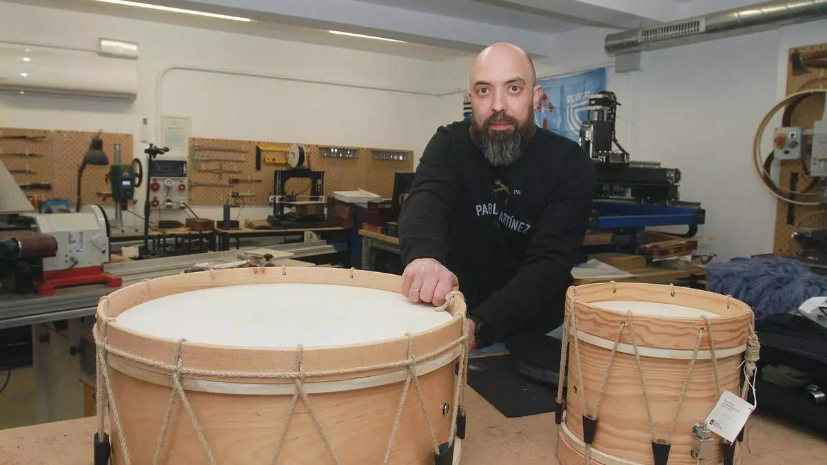 Pablo Martínez, el artesano ourensano que hace a mano el sonido de Galicia