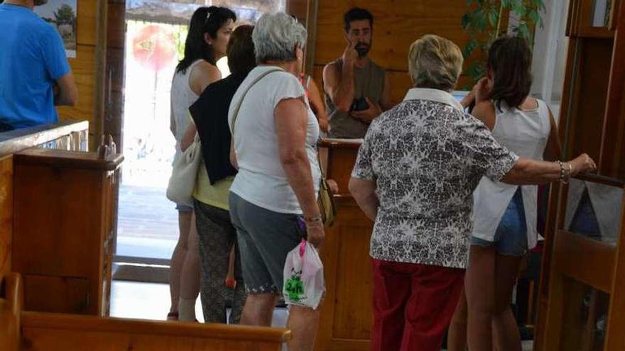 Un grupo de visitantes a la entrada de la Casa del Parque.