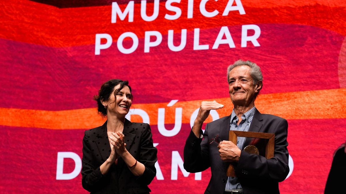 Emoción con el reconocimiento al Dúo Dinámico y frialdad con el de Marisa Paredes en los Premios de Cultura de la Comunidad de Madrid