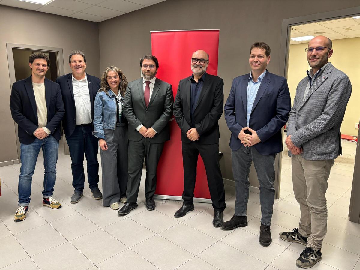 Representants de l'ACEB i del grup parlamentari socialista posen per a la reunió