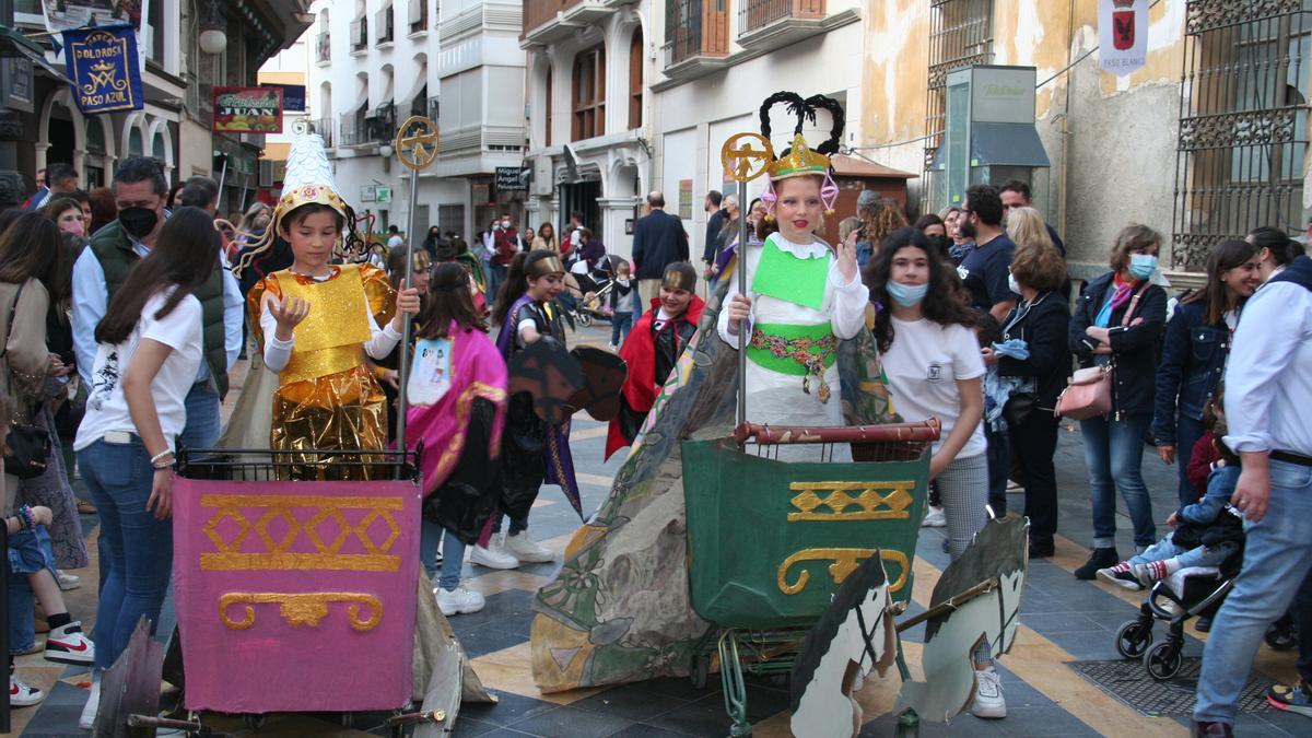 Asuero y Esther con sus impresionantes mantos integraron el cortejo que puso en escena el Paso Blanco.