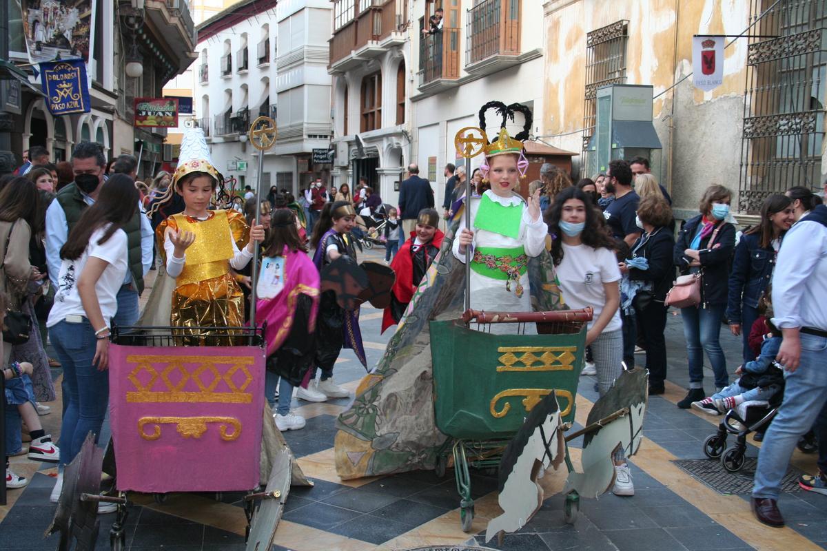 Asuero y Esther con sus impresionantes mantos integraron el cortejo que puso en escena el Paso Blanco.